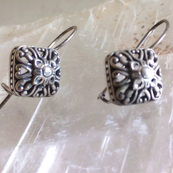 VINTAGE SILVER PLATED  FILIGREE DROP EARRINGS STYLISH 1.25" LONG. - Picture 4 of 6